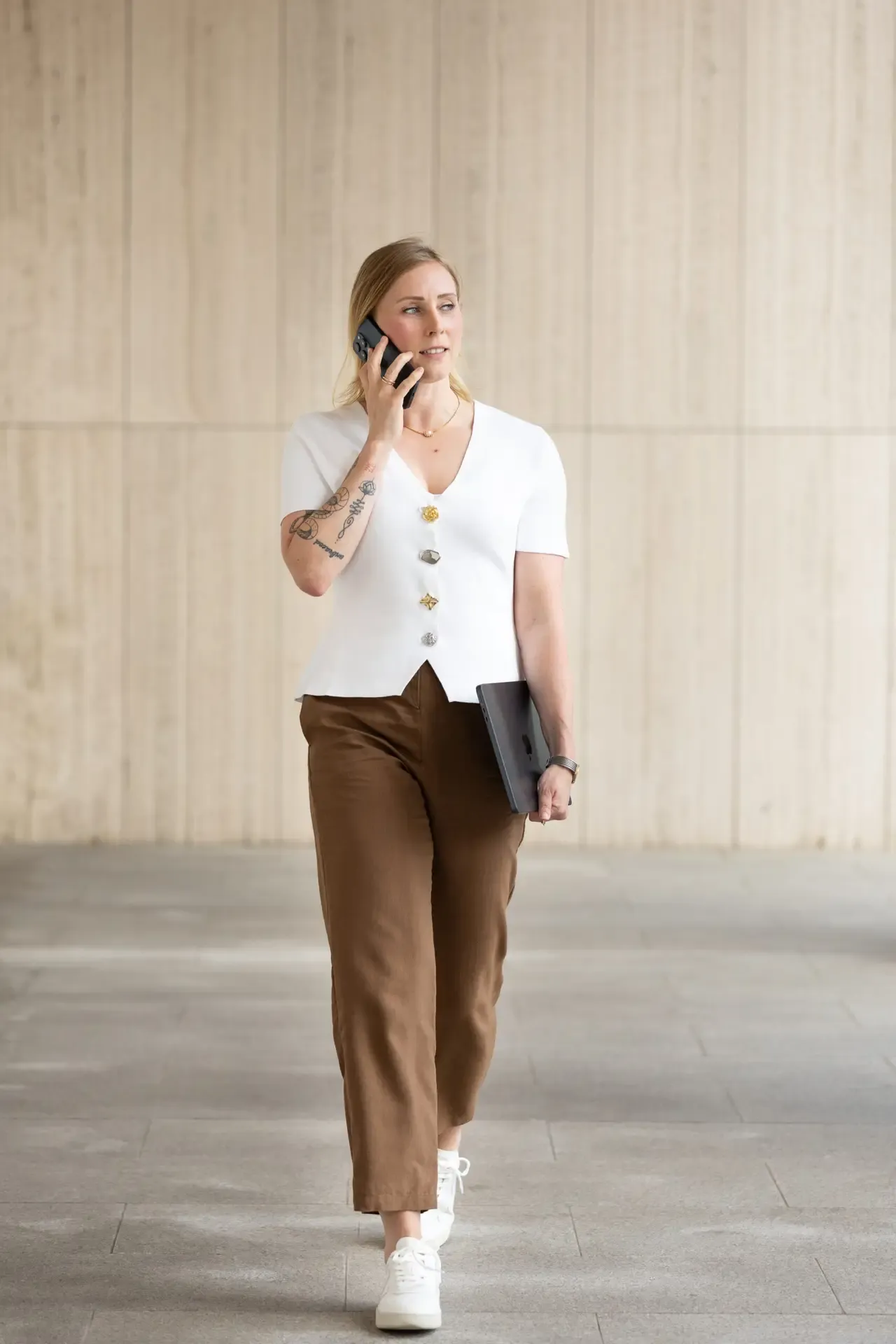 Nicole Severin telefoniert