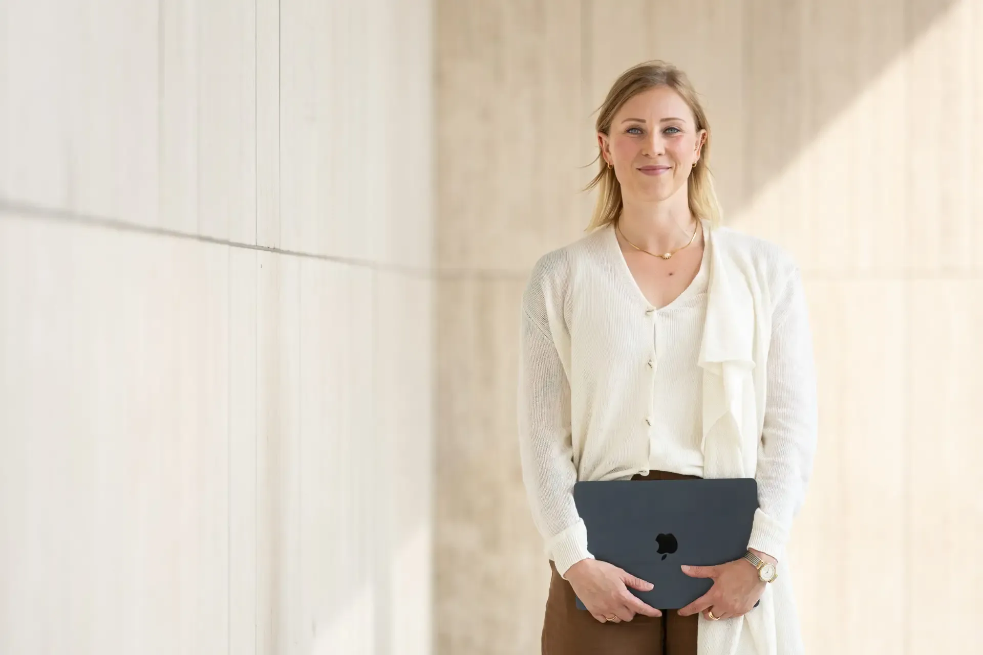 Nicole Severin sitzt mit Laptop auf einer Treppe